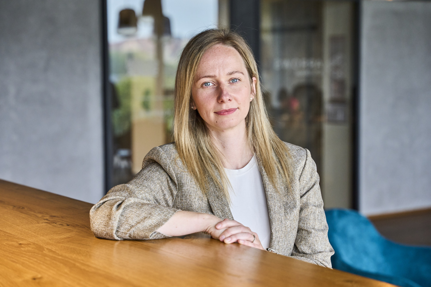 Fotografie ukazuje specialistu konzultujícího ochranu duševního vlastnictví.