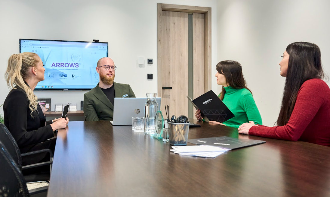 Na foto ARROWS specialisté. 