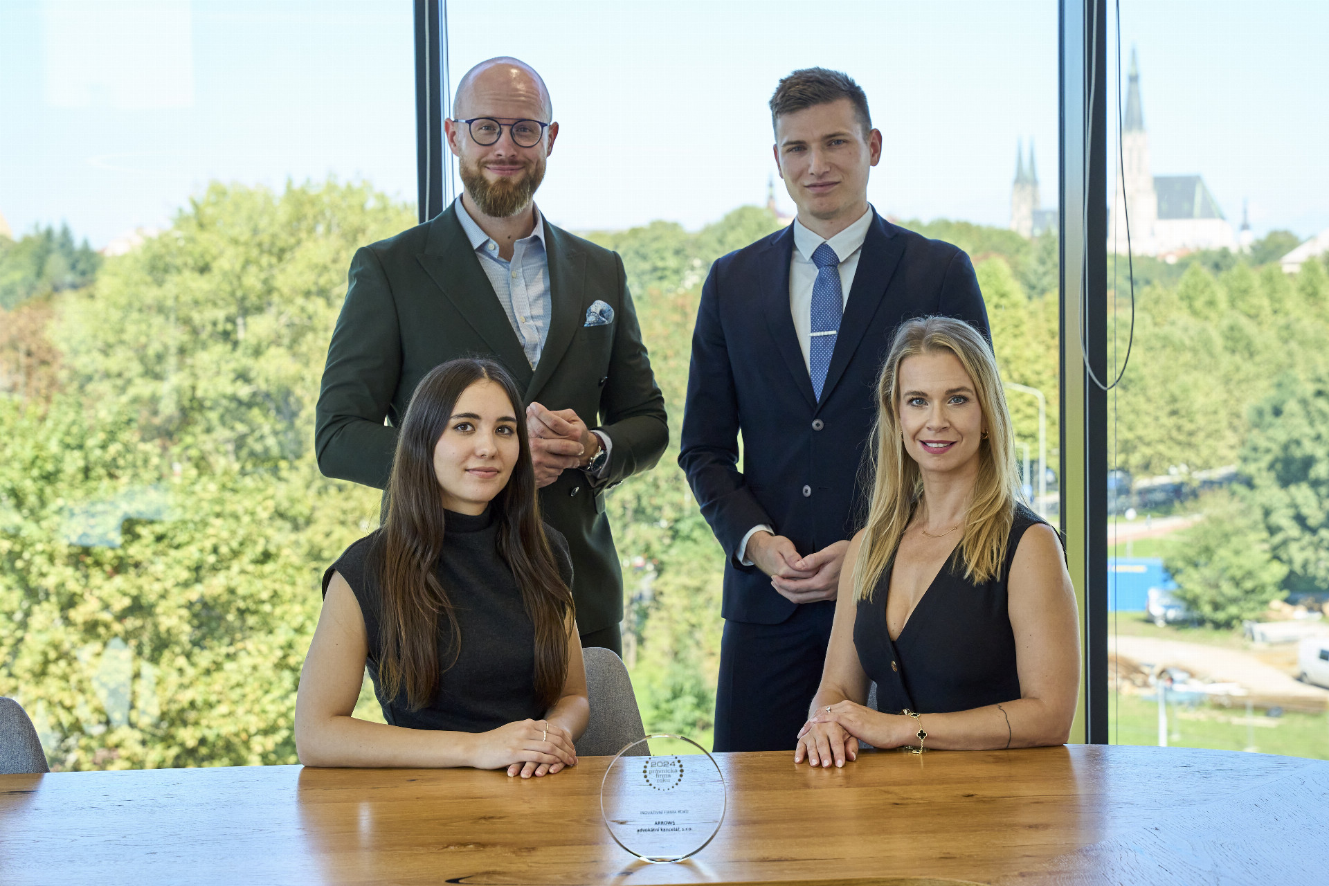 Ilustrativní snímek zachycuje odborníky diskutující o tématu opakovanou nemocenskou absenci zaměstnance.