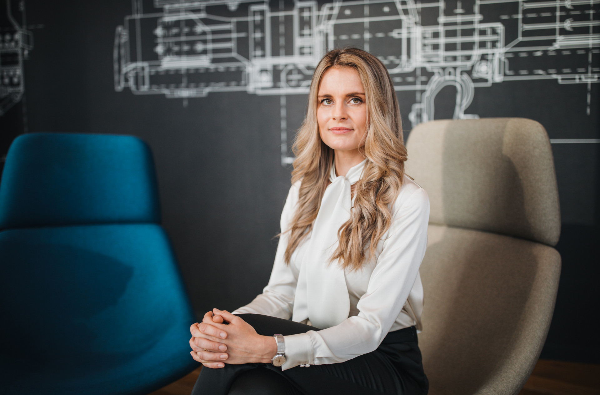 Na fotografii partnerka a ředitelka ARROWS advokátní kanceláře. 