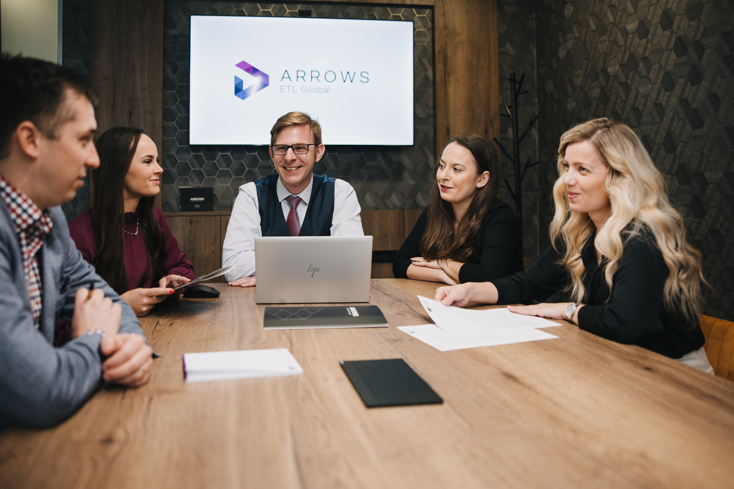 Specialisté Arrows diskutující o tiché společnosti