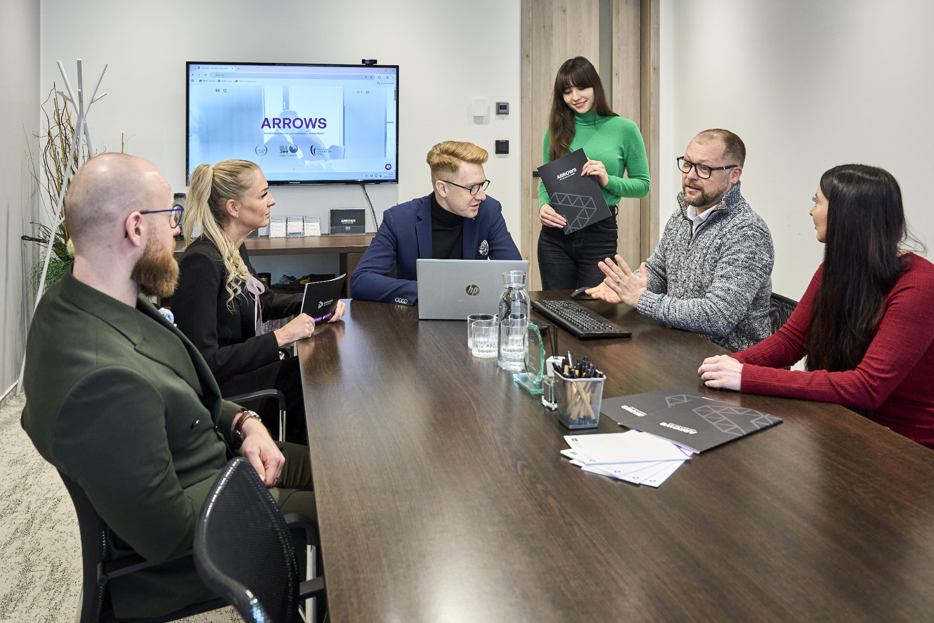 Fotka zobrazující právníky diskutující na téma likvidace společnosti